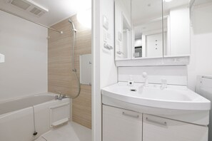 Separate tub and shower, free toiletries, hair dryer, bidet - Nico Hotel (Osaka)