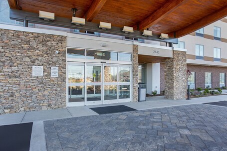 Fairfield Inn Suites by Marriott Pigeon Forge - Image 2