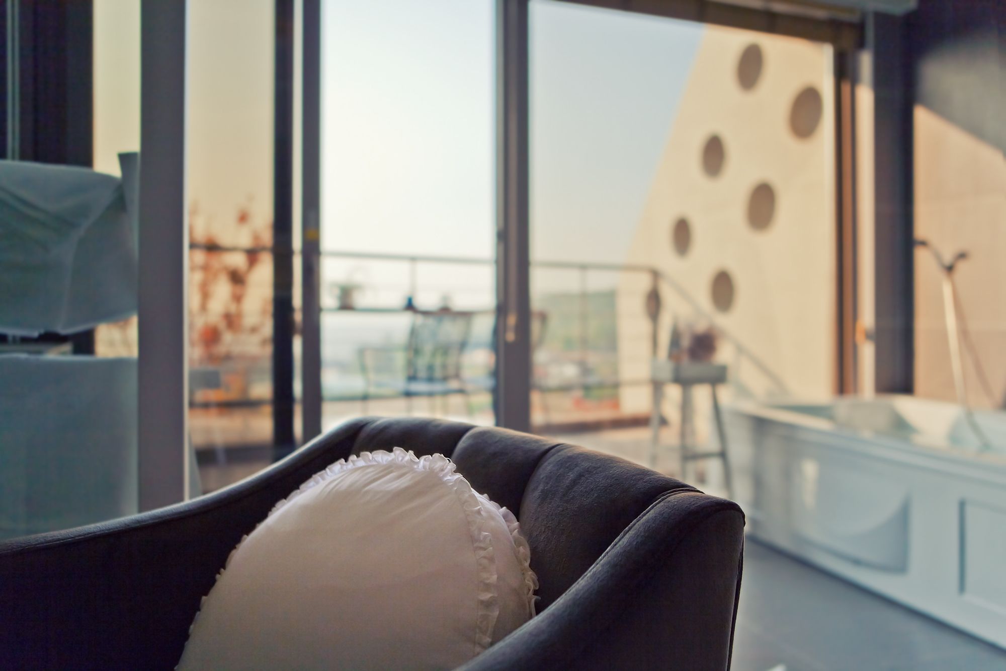 Duplex (Chamomile) | Individualmente decorados, escrivaninha, cortinas blackout