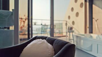 Duplex (Chamomile) | Individualmente decorados, escrivaninha, cortinas blackout