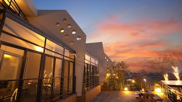Front of property โ evening/night
