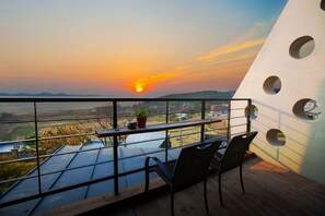 Individually decorated, desk, blackout drapes, soundproofing - Healing 11st Pension (Incheon)