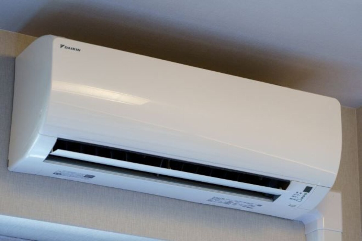 Un equipo de aire acondicionado Daikin montado en la pared.