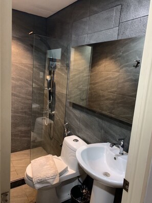 Chambre Deluxe, 1 très grand lit, non-fumeurs | Salle de bain | Douche, articles de toilette gratuits, chaussons, serviettes fournies