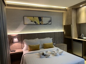 Chambre Deluxe, 1 très grand lit, non-fumeurs | Bureau, fer et planche à repasser, Wi-Fi gratuit, draps fournis