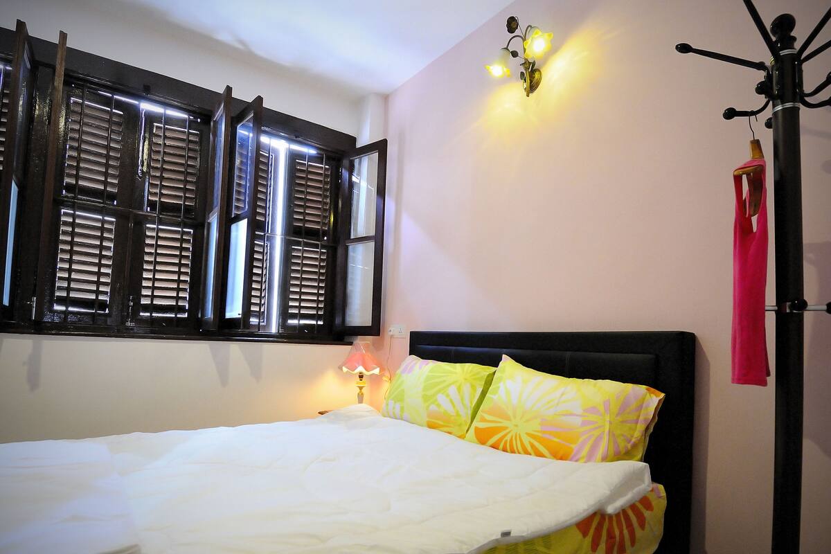 Suite, 1 cama Queen size, para no fumadores, baño privado | Espacio para trabajar con laptop y tabla de planchar con plancha