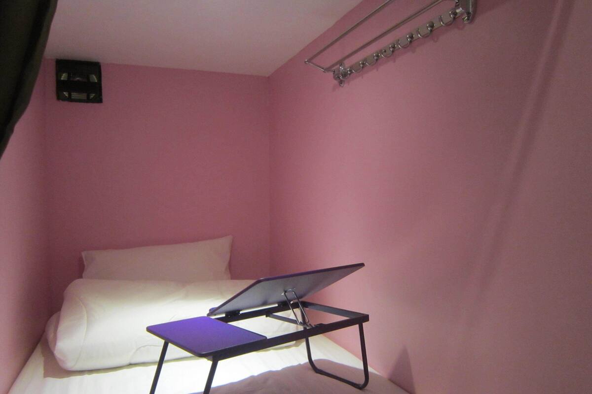 Espacio para trabajar con laptop y tabla de planchar con plancha