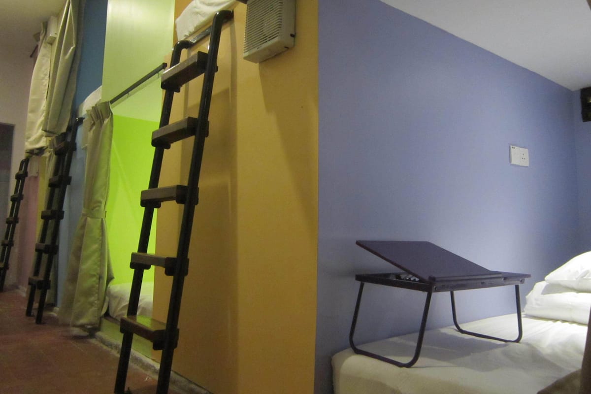Espacio para trabajar con laptop y tabla de planchar con plancha