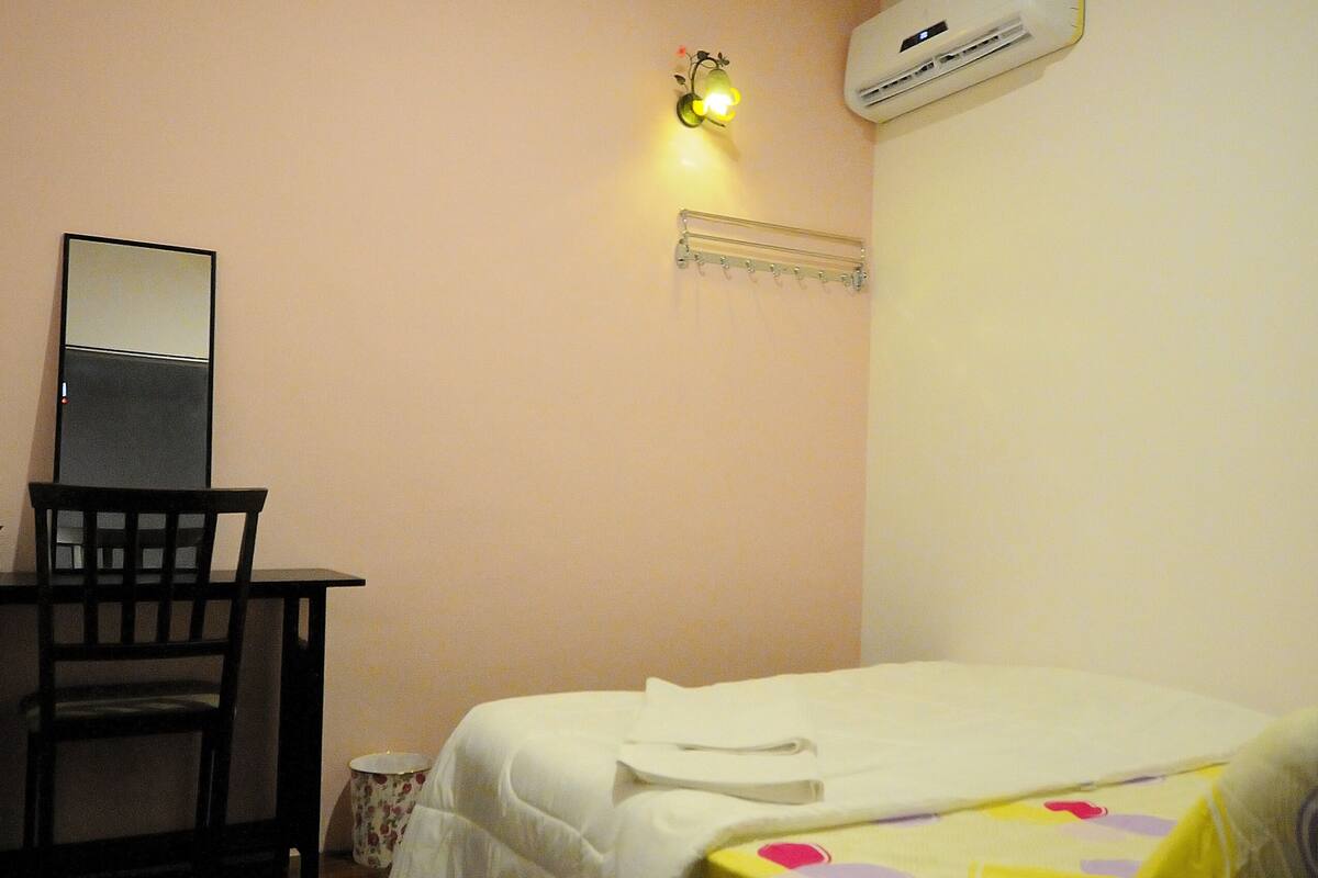 Habitación doble estándar, 1 cama matrimonial, para no fumadores, sin ventanas (Shared Bathroom) | Espacio para trabajar con laptop y tabla de planchar con plancha