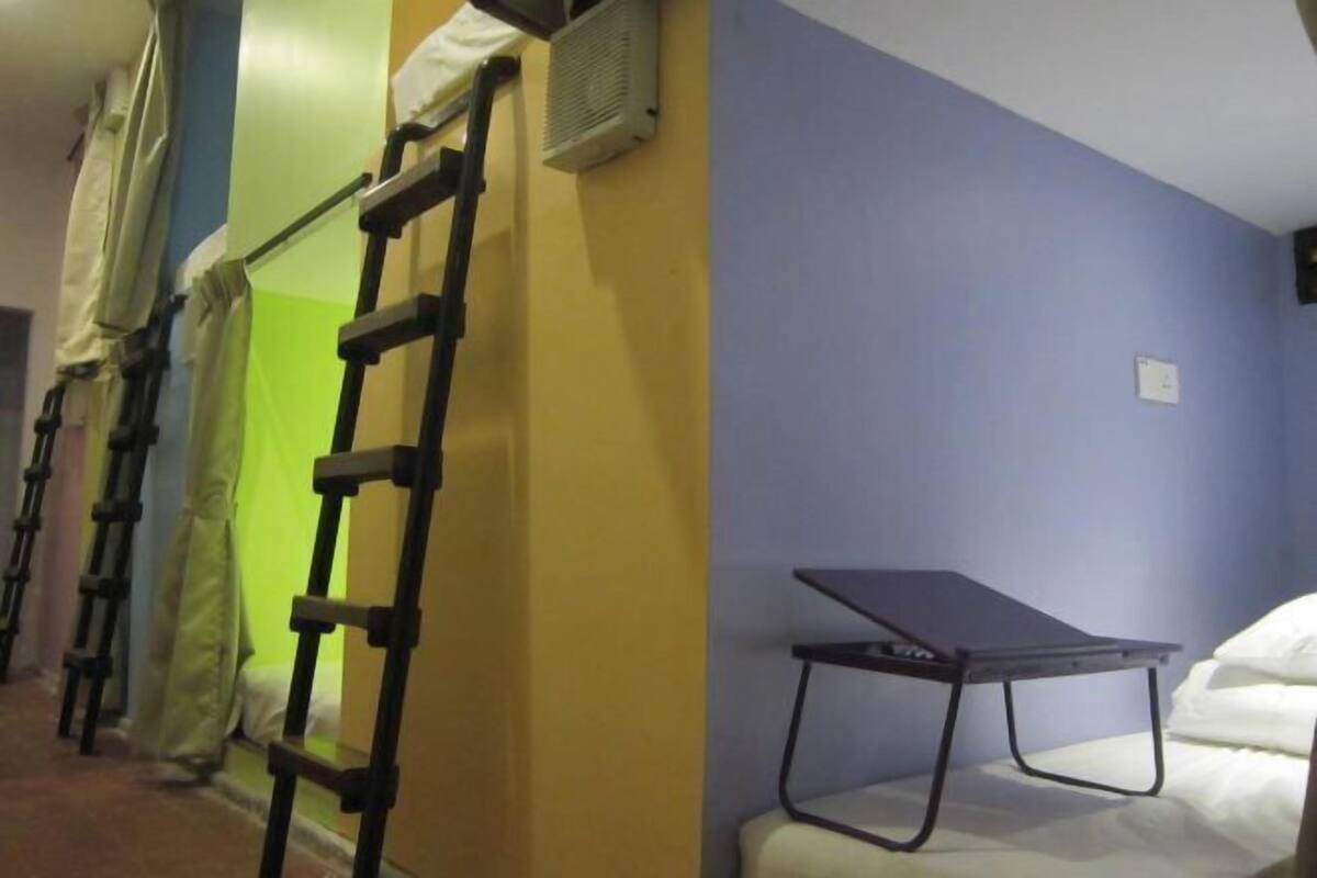 Espacio para trabajar con laptop y tabla de planchar con plancha