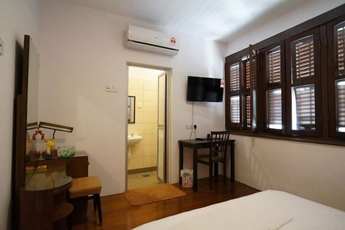 Espacio para trabajar con laptop y tabla de planchar con plancha