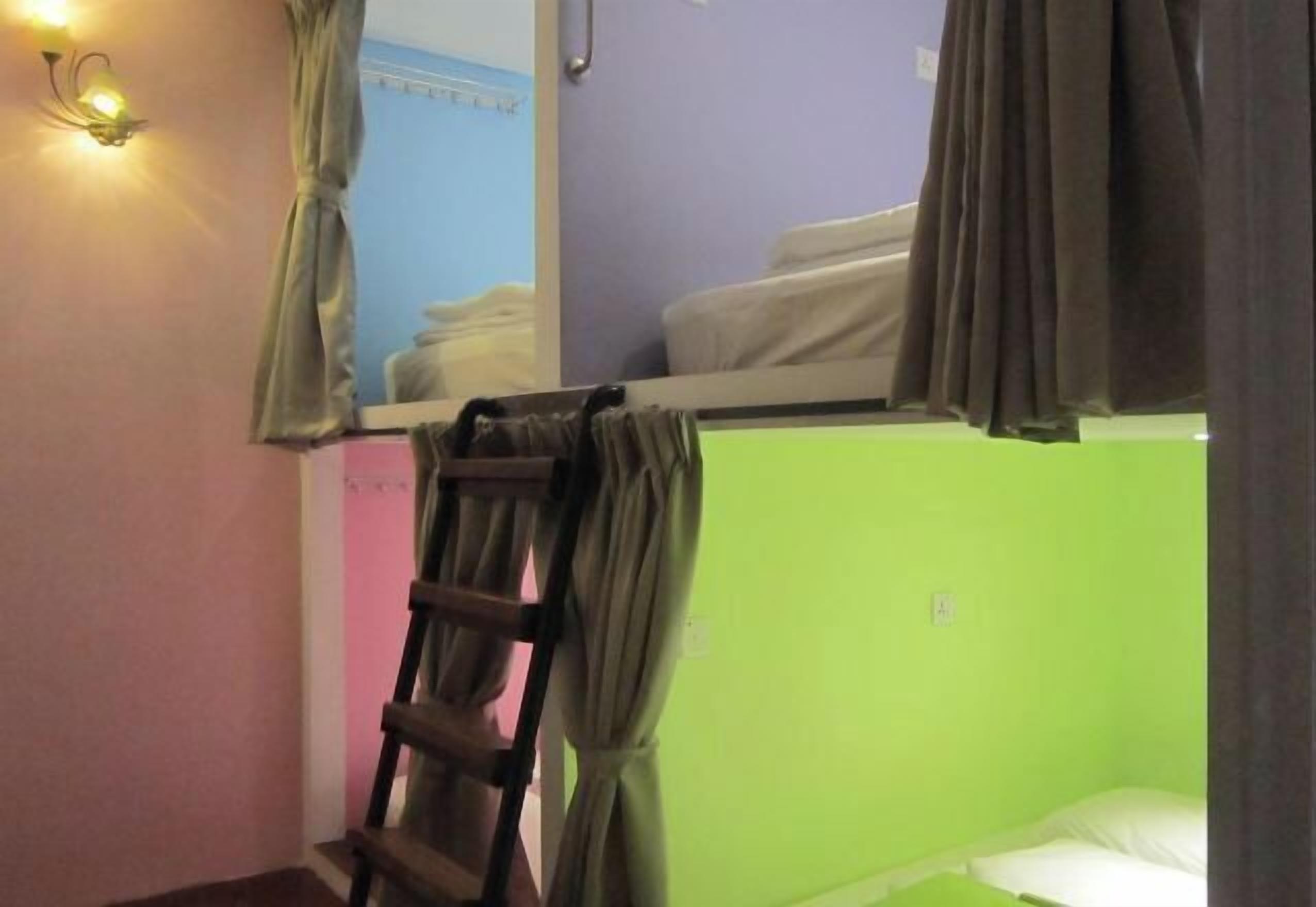 Skrivebord for bærbar PC, strykejern/-brett og wi-fi (inkludert)