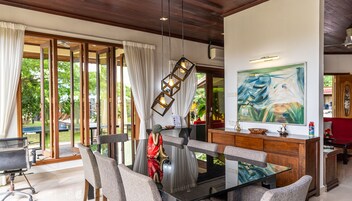 Villa, 4 Bedrooms | Dining room