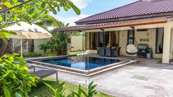 Outdoor pool, pool loungers