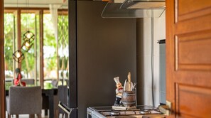 Vila, 4 quartos | Cozinha privada | Geladeira, micro-ondas, cafeteira/chaleira, chaleira elétrica