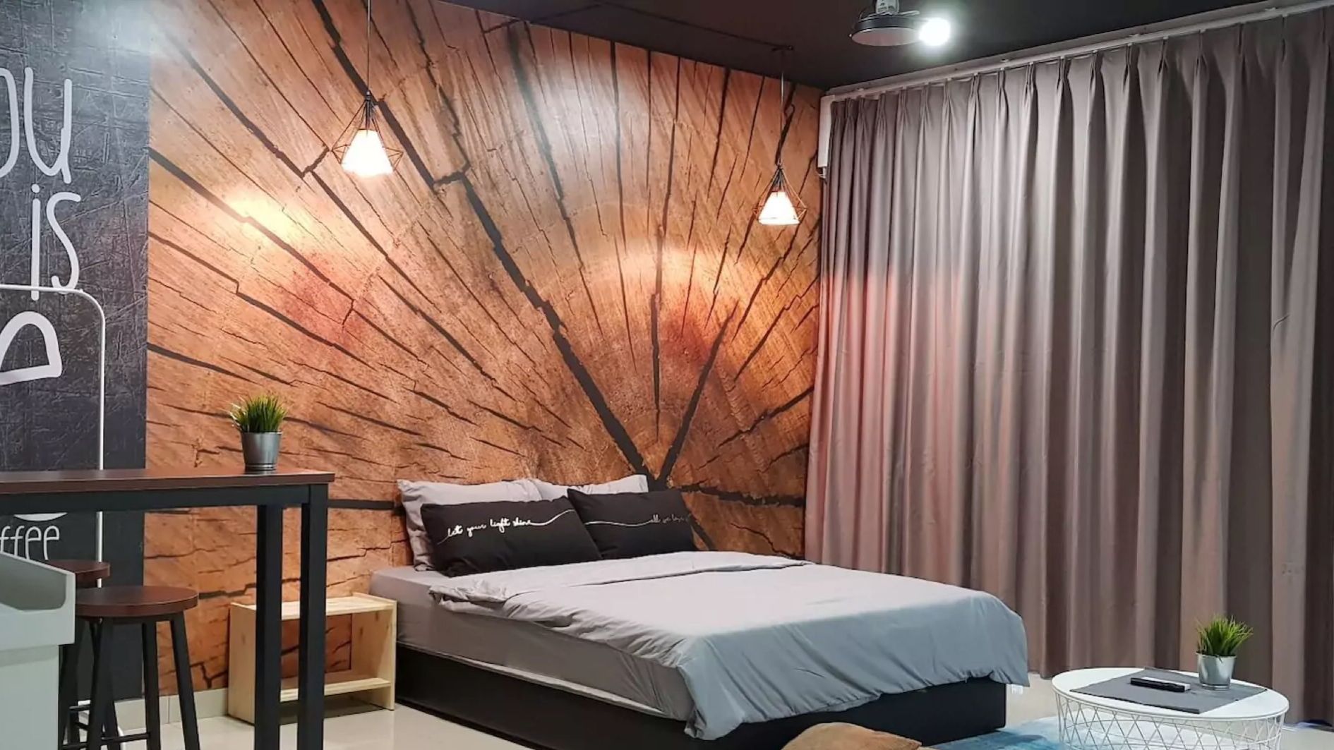 Deluxe Studio, 1 King Bed | Premium bedding, down comforters, memory foam beds, blackout drapes