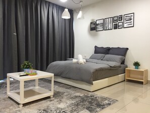 Deluxe Studio, 1 King Bed | Premium bedding, down comforters, memory foam beds, blackout drapes - Allbes Accommodation Trefoil (Shah Alam)
