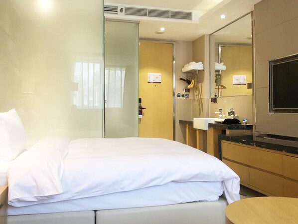 Standard Room, 1 Twin Bed | Minibar, desk, laptop workspace, blackout drapes