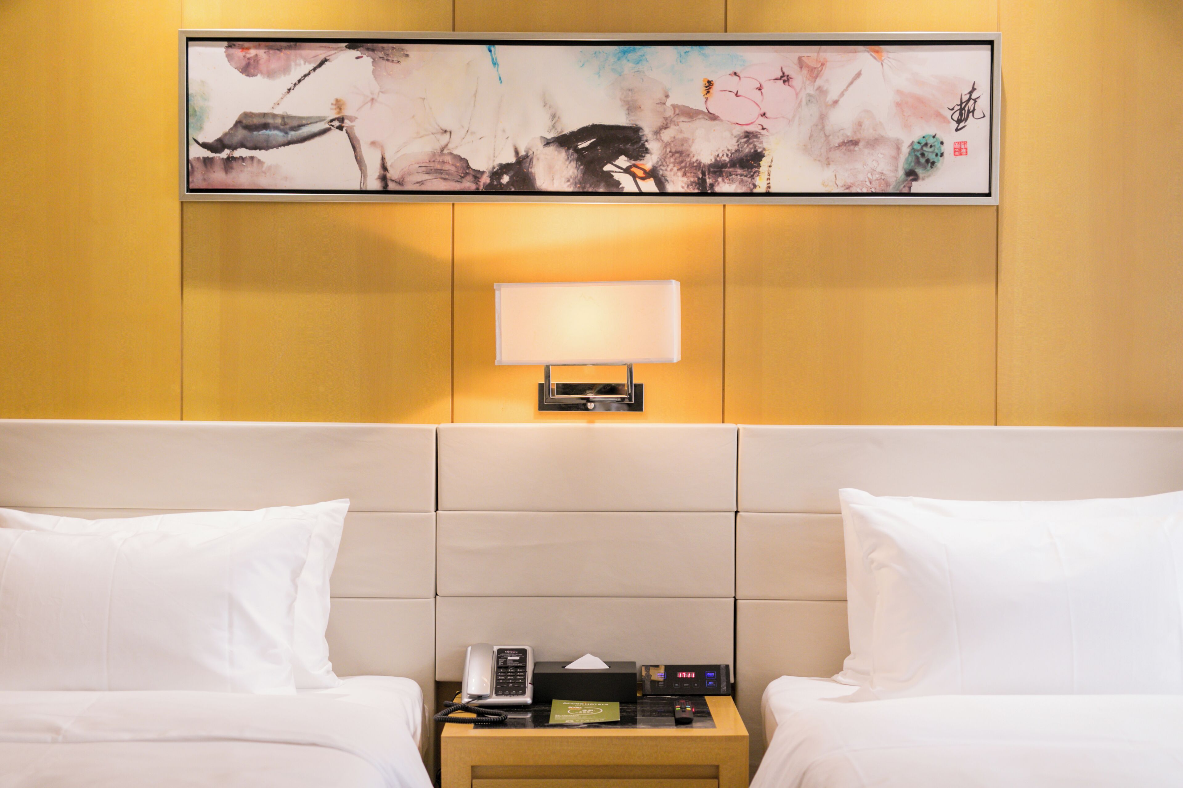 Minibar, escritorio y espacio para trabajar con laptop 