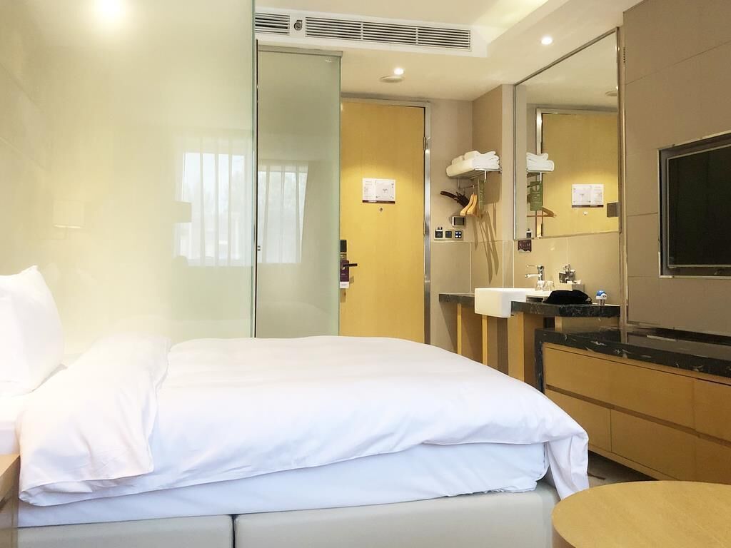 Standard Room, 1 Twin Bed | Minibar, desk, laptop workspace, blackout drapes