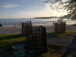 Ranta lähistöllä, valkoista hiekkaa, rantalentopallomahdollisuus