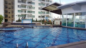 Hồ bơi ngoài trời