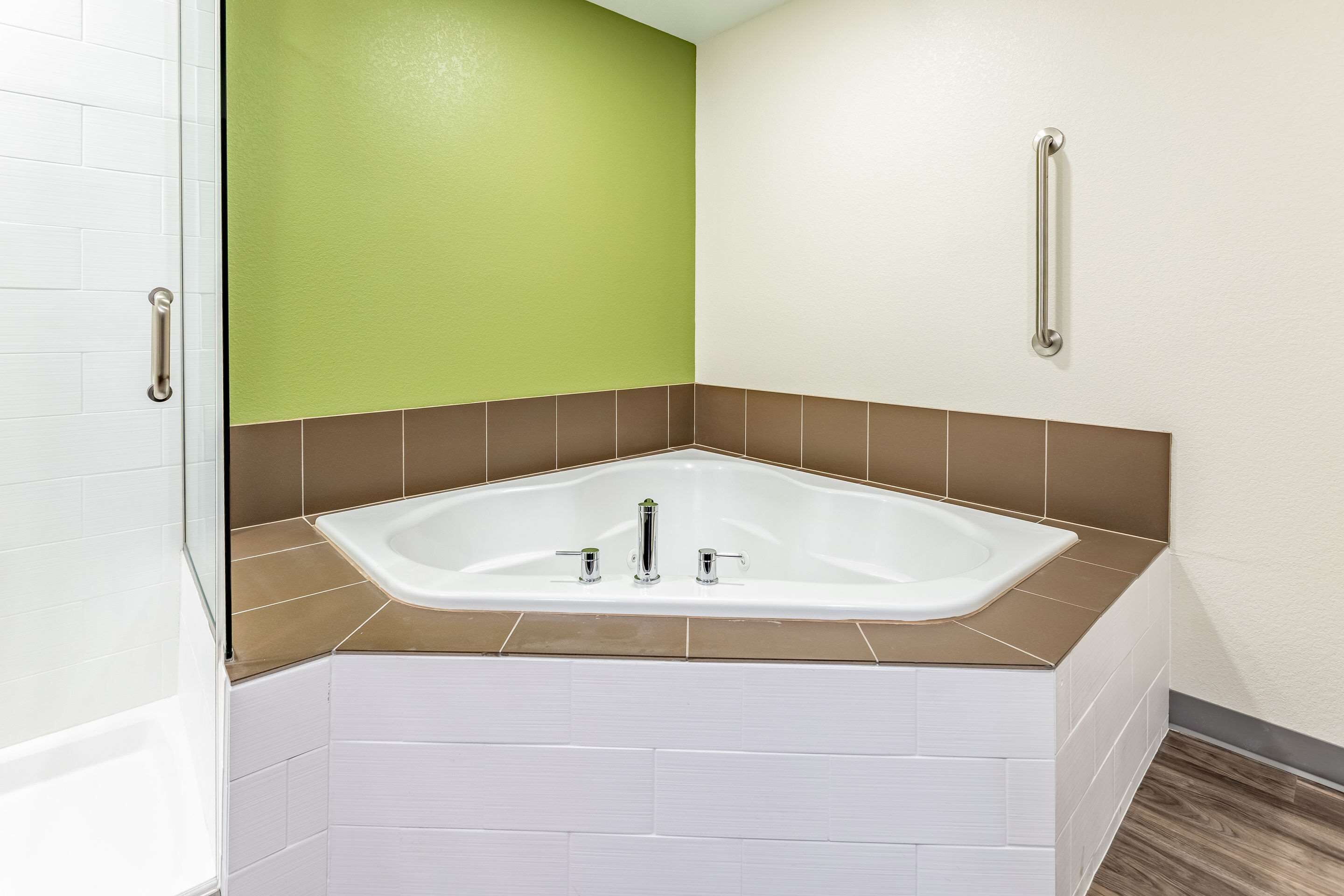 king suite w/sofabed & hottub non smoking | bathroom | rainfall showerhead, free toiletries, hair dryer, towels