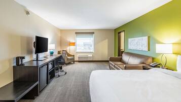 King Suite w/Sofabed & HotTub Non Smoking | Premium bedding, desk, laptop workspace, blackout drapes