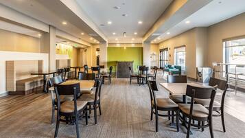 Café da manhã com buffet grátis todos os dias