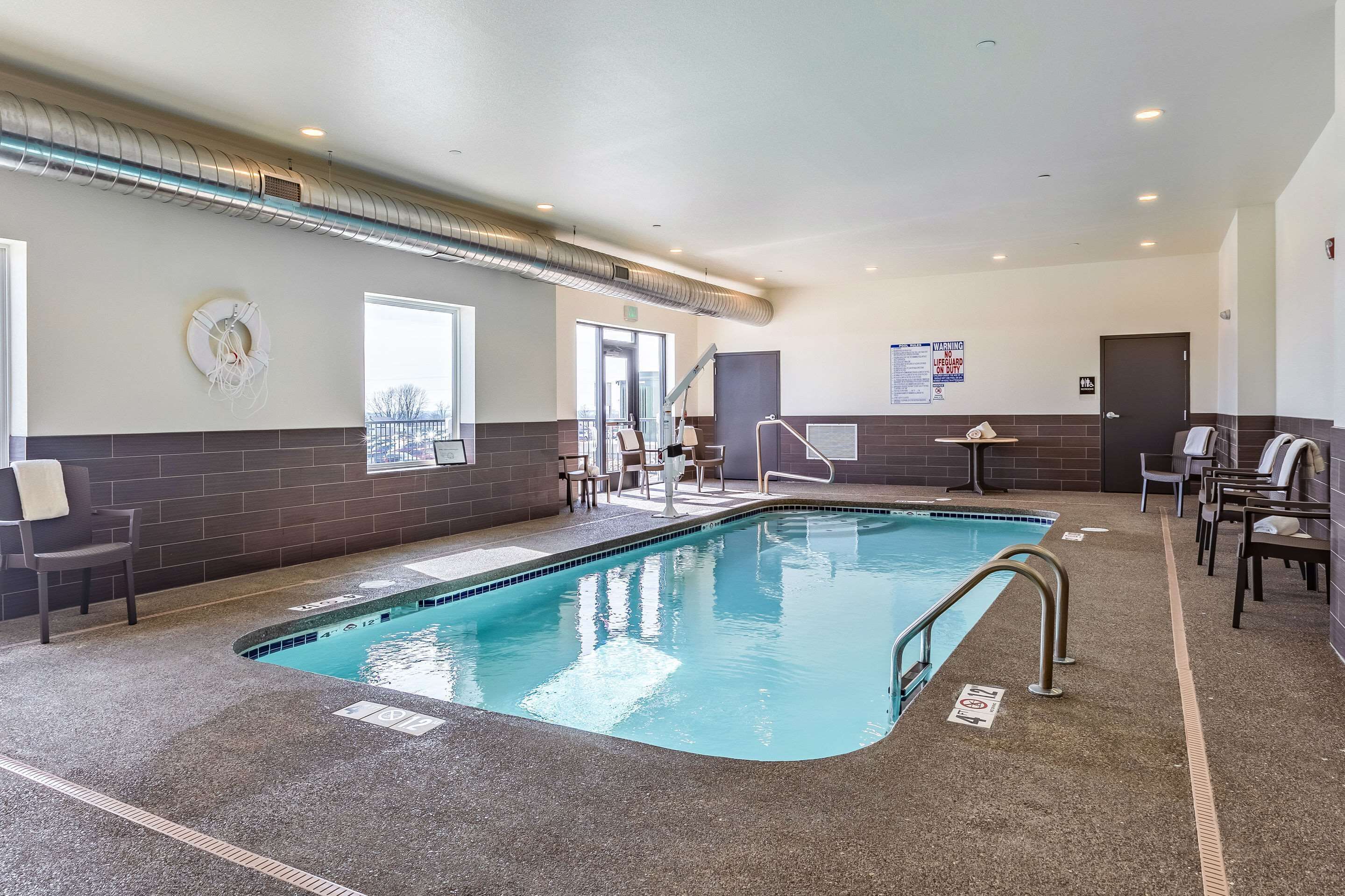 indoor pool, open 7:00 am to 11:00 pm, pool loungers