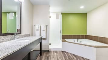 King Suite w/Sofabed & HotTub Non Smoking | Bathroom | Rainfall showerhead, free toiletries, hair dryer, towels