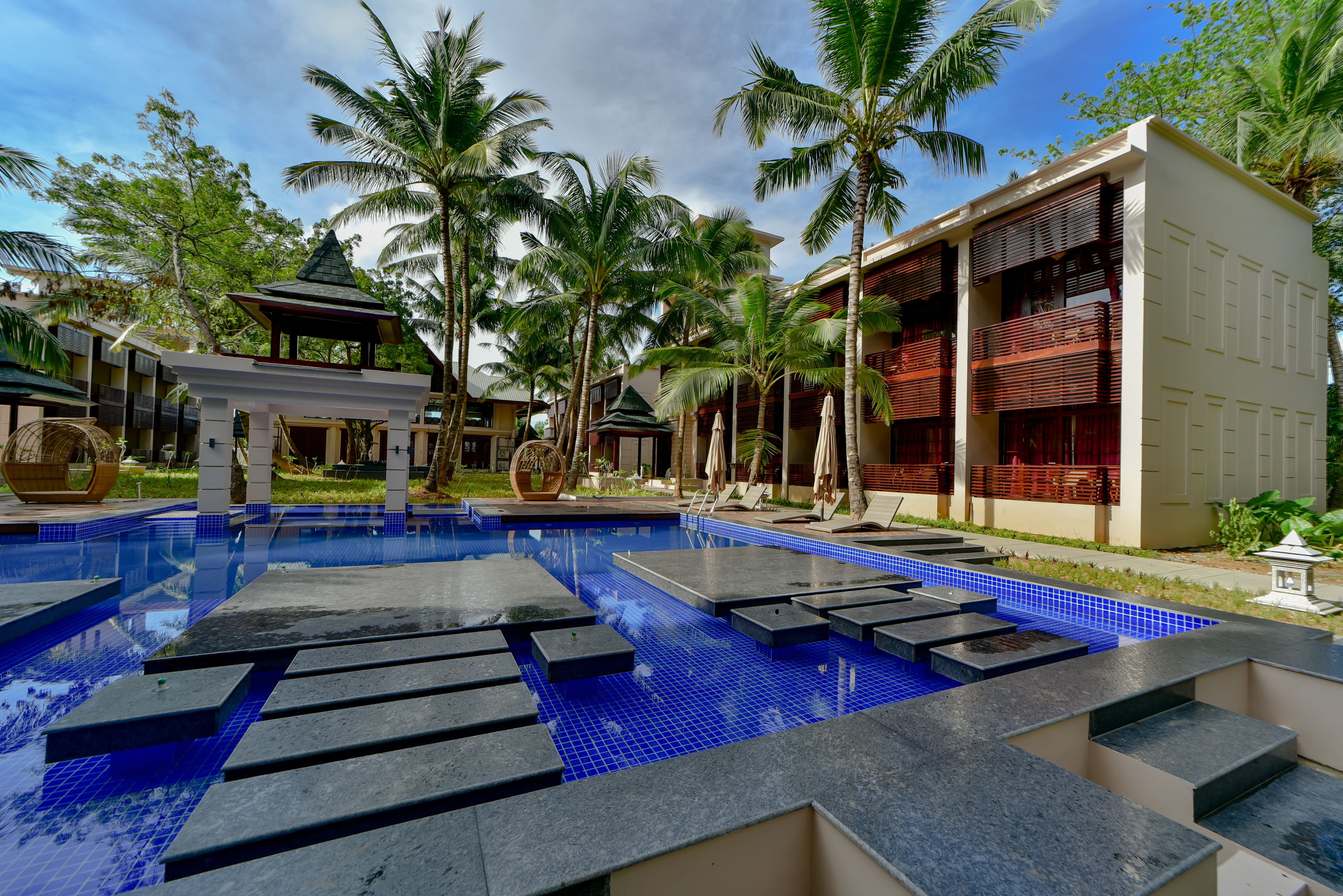 屋外プール、サンラウンジャー