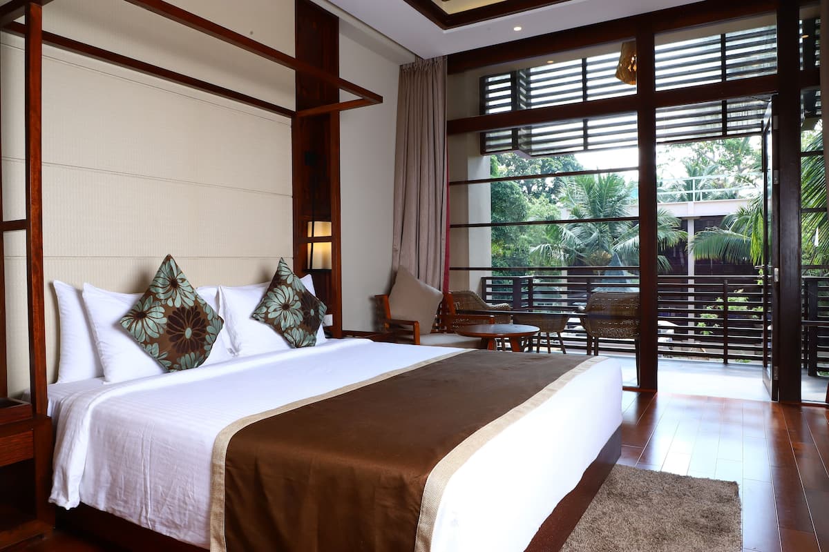 Premium bedding, minibar, in-room safe, desk