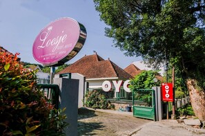 Property grounds - Hotel O Loesje Guest House Syariah (Malang)