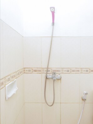 Standaard tweepersoonskamer, niet-roken | Badkamer | Een douche, handdoeken, zeep
