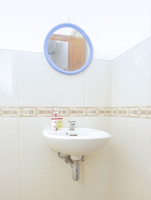 Standaard Twin kamer, niet-roken | Badkamer | Een douche, handdoeken, zeep