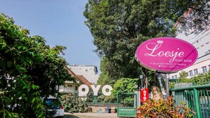 A guest house named "Loesje" with a signboard, a gated entrance, and surrounding greenery. - Hotel O Loesje Guest House Syariah (Malang)