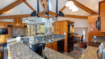 Townhome, 2 Bedrooms | Private kitchen | Fridge, oven, coffee/tea maker, toaster