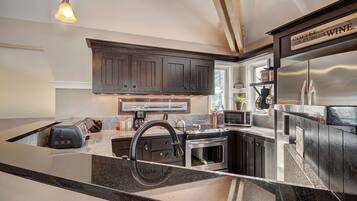 Condo, 3 Bedrooms | Private kitchen | Fridge, oven, coffee/tea maker, toaster