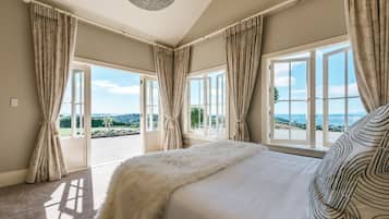 House, 3 Bedrooms, Mountain View | 3 bedrooms, in-room safe, desk, iron/ironing board