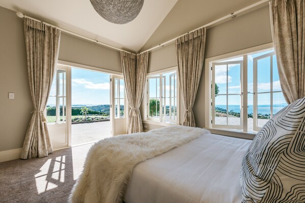 3 habitaciones, caja de seguridad en la habitación y escritorio 