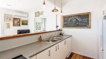 Cottage, 2 kamar tidur, 2 kamar mandi, pemandangan samudra | Dapur pribadi | Lemari es besar, microwave, oven, dan kompor