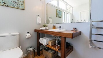 Ferienhaus, 2 Schlafzimmer, 2 Bäder, Meerblick | Badezimmer | Dusche, Haartrockner, Handtücher