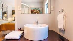 Casa de campo, 2 habitaciones, 2 baños, vista al océano | Baño | Regadera, secadora de cabello, toallas 