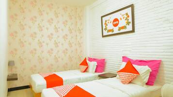 Quarto duplo standard | Escrivaninha, roupa de cama