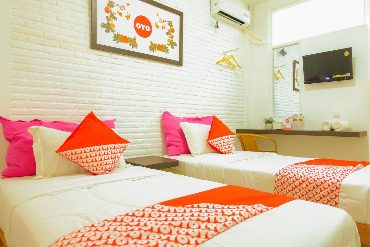 Bàn, bộ trải giường 