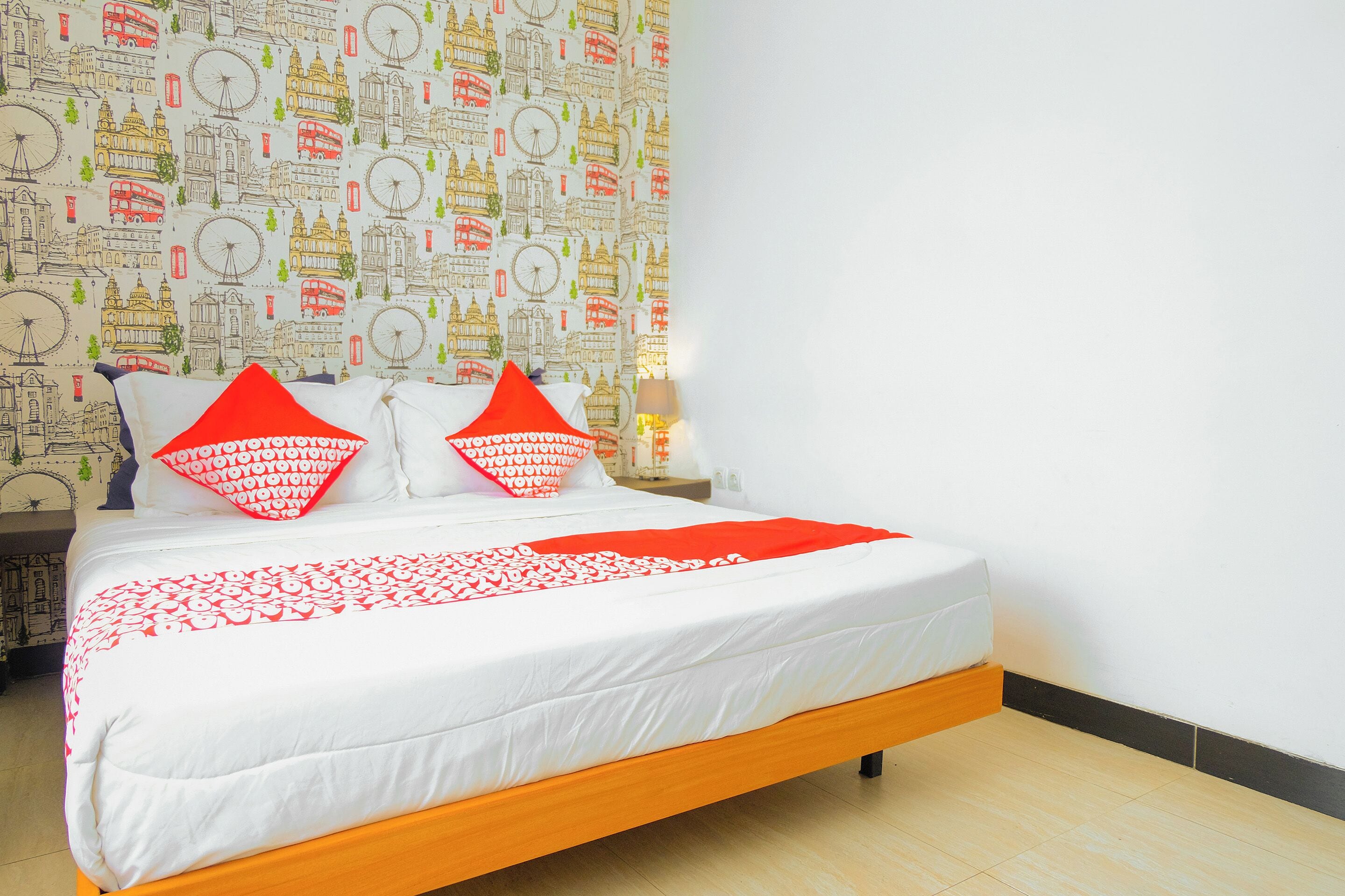 Escritorio y ropa de cama 