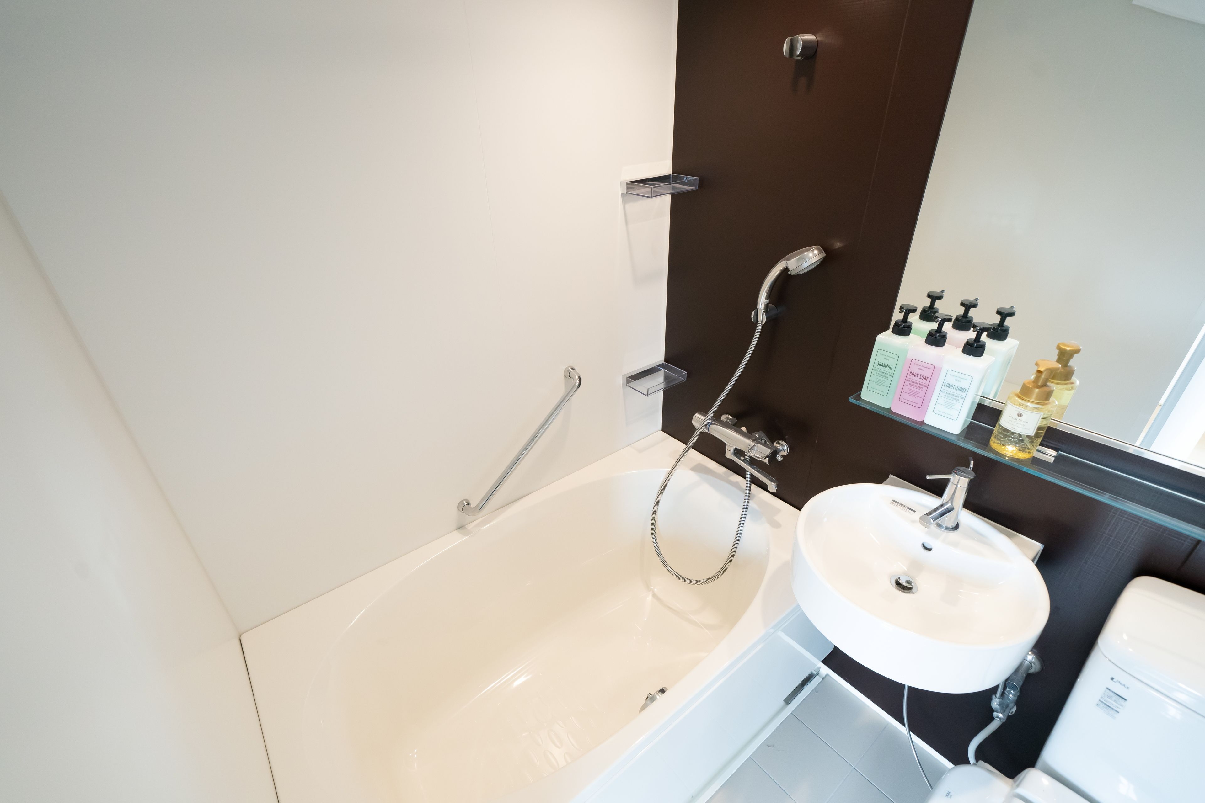 Kamar Keluarga, kamar mandi pribadi | Kamar mandi | Pengering rambut, toilet dengan bidet elektronik,  dan handuk