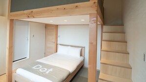 Ein Etagenbett mit Holzrahmen und einer Matratze mit dem Aufdruck 'Dot'.