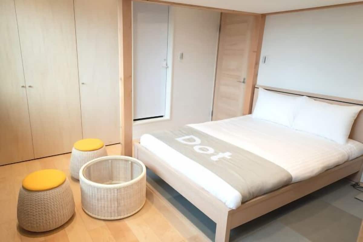 Soundproofing, free WiFi, bed sheets
